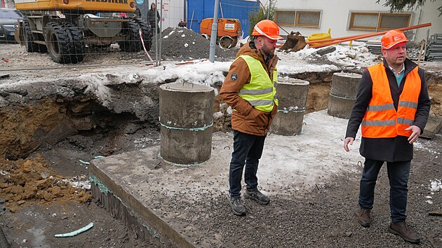 Syst�m zadr�ov�n� de��ov� vody u m�stsk� budovy p�edstavil stavbyvedouc� Jan Hol�k (ve �lut� vest�) a starosta Martin Mrkos.