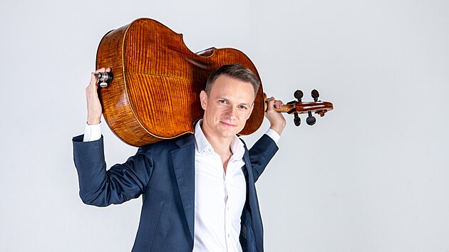 Violoncello zaujalo Jana Zv��inu u� v d�tstv�, a to sv�m kr�sn�m zvukem. Dnes na n�j �sp�n� hudebn�k hraje u� v�ce ne� t�i desetilet�.