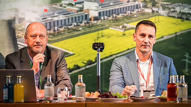 Zleva �editel Jadern� elektr�rny Dukovany Roman Havl�n a �editel divize jadern� energetika spole�nosti �EZ Bohdan Zronek b�hem novoro�n�ho tiskov�ho briefingu v Jadern� elektr�rn� Dukovany. (13. ledna 2026)