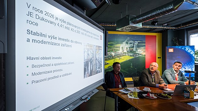 Zleva tiskov� mluv�� JE Dukovany Ji�� Bezd�k, �editel Jadern� elektr�rny Dukovany Roman Havl�n a �editel divize jadern� energetika spole�nosti �EZ Bohdan Zronek b�hem novoro�n�ho tiskov�ho briefingu v Jadern� elektr�rn� Dukovany. (13. ledna 2026)