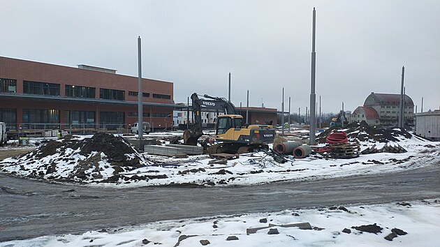 V prostor�ch b�val�ho m�stsk�ho vlakov�ho n�dra�� se setk�vaj� hned dv� stavby. Ob� maj� b�t hotovy nejpozd�ji v l�t�.