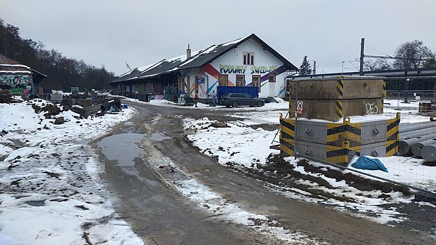 V prostor�ch b�val�ho m�stsk�ho vlakov�ho n�dra�� se setk�vaj� hned dv� stavby. Ob� maj� b�t hotovy nejpozd�ji v l�t�.