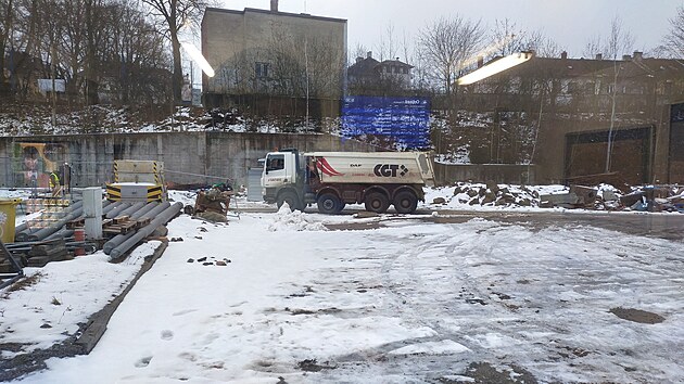 V prostor�ch b�val�ho m�stsk�ho vlakov�ho n�dra�� se setk�vaj� hned dv� stavby. Ob� maj� b�t hotovy nejpozd�ji v l�t�.