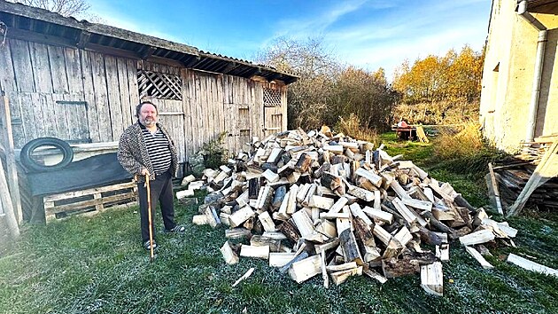 Panu Bohum�rovi z Tel�i p�ijeli v r�mci projektu Pomoc zah�eje na�t�pat darovan� d�evo judist� Luk� Krp�lek a Tom� Kn�pek.