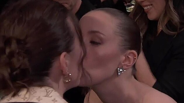 Sinead Donnelly gratuluje sv� partnerce Erin Doherty k cen� pro nejlep�� here�ku ve vedlej�� roli na p�ed�v�n� Critics Choice Award v Los Angeles (leden 2026)