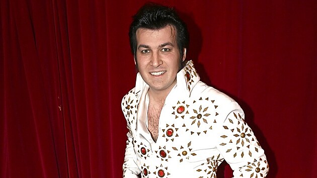 Jakub Machulda se v kost�mu m�n� v Elvise.