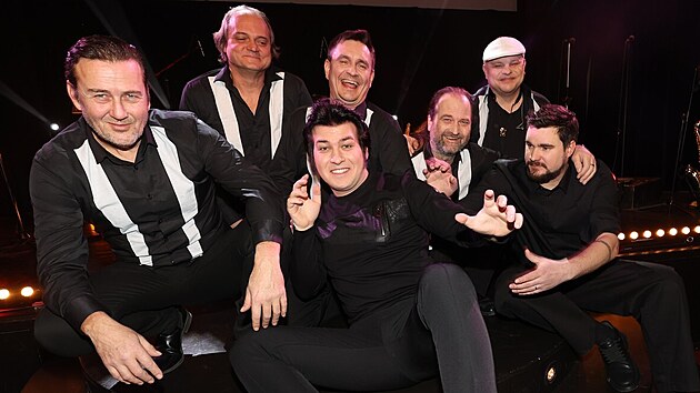 Jakub Machulda s kapelou, kter� mu umo��uje p�ipravit show ve stylu Elvise.