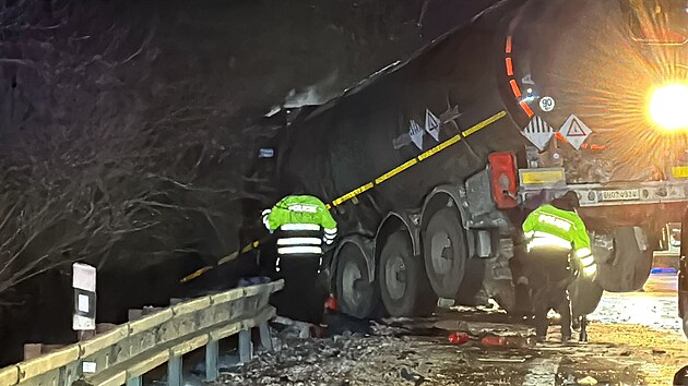 Nehoda osobn�ho auta s cisternou v Cho��nk�ch na Nymbursku. (11. ledna 2025)