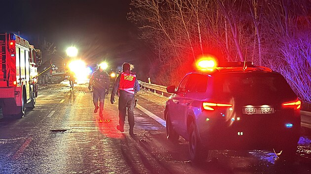 Nehoda osobn�ho auta s cisternou v Cho��nk�ch na Nymbursku. (11. ledna 2025)