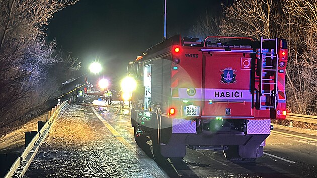 Nehoda osobn�ho auta s cisternou v Cho��nk�ch na Nymbursku. (11. ledna 2025)