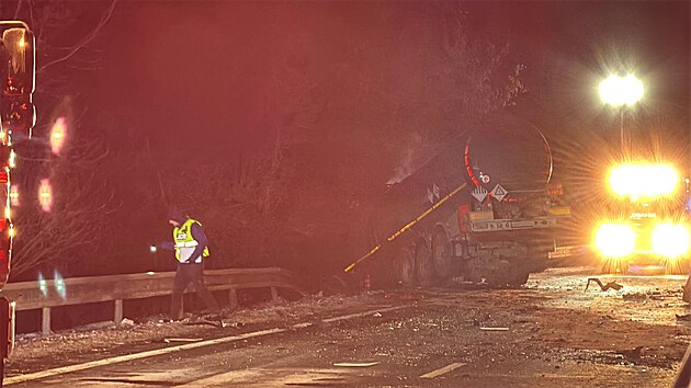 Nehoda osobn�ho auta s cisternou v Cho��nk�ch na Nymbursku. (11. ledna 2025)