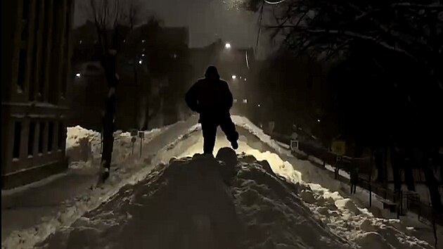 Moskva odklidila hromady sn�hu do úzké ulice