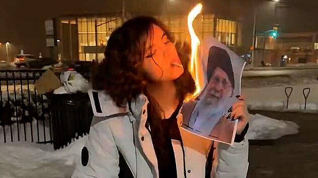 �r�nka si fotkou Chamene�ho p�ip�lila cigaretu