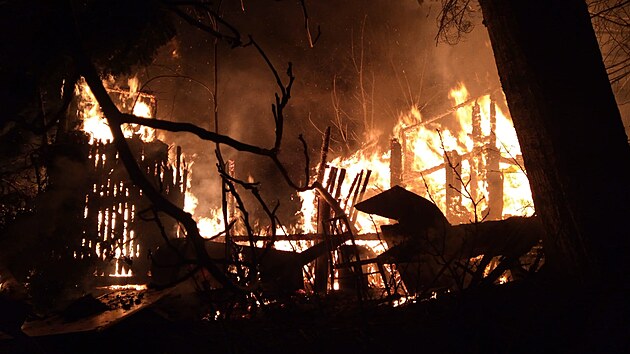 Chata ve �lutic�ch sho�ela ve st�edu ve�er do z�klad�. (14. ledna 2026)