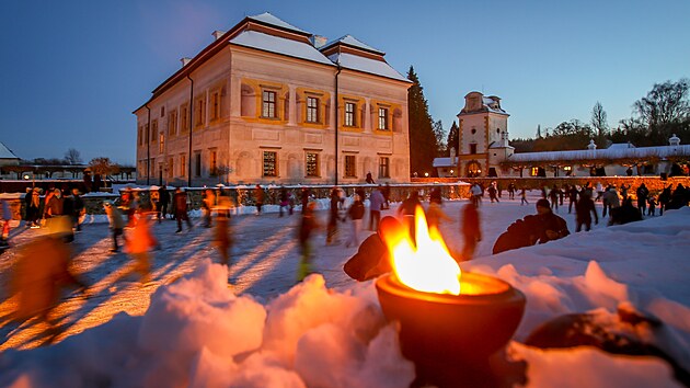 Na z�mku, renesan�n� italsk� vile, Kratochv�le u Netolic na Prachaticku v ned�li uspo��dali druh� speci�ln� no�n� bruslen� na zamrzl�m vodn�m p��kop�. Ud�lost si nenechaly uj�t stovky lid�. Pokud to po�as� dovol�, bude se u z�mku bruslit op�t v �ter� a o v�kendu. (12. ledna 2026)