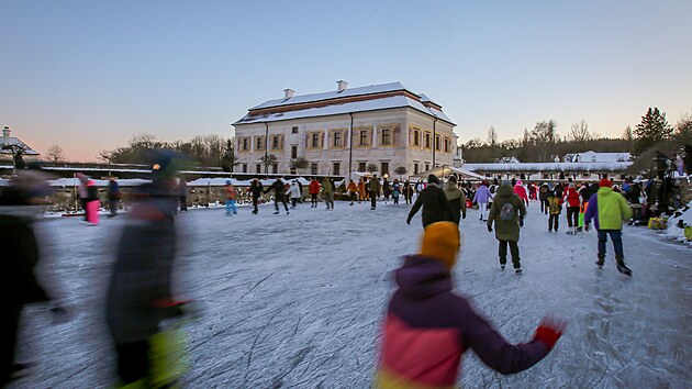 Na z�mku, renesan�n� italsk� vile, Kratochv�le u Netolic na Prachaticku v ned�li uspo��dali druh� speci�ln� no�n� bruslen� na zamrzl�m vodn�m p��kop�. Ud�lost si nenechaly uj�t stovky lid�. Pokud to po�as� dovol�, bude se u z�mku bruslit op�t v �ter� a o v�kendu. (12. ledna 2026)
