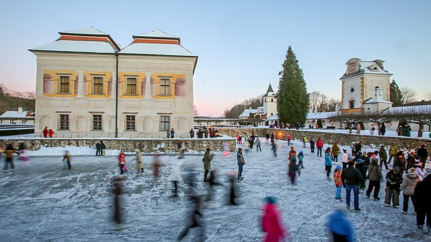 Na z�mku, renesan�n� italsk� vile, Kratochv�le u Netolic na Prachaticku v ned�li uspo��dali druh� speci�ln� no�n� bruslen� na zamrzl�m vodn�m p��kop�. Ud�lost si nenechaly uj�t stovky lid�. Pokud to po�as� dovol�, bude se u z�mku bruslit op�t v �ter� a o v�kendu. (12. ledna 2026)
