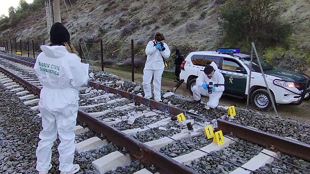 Šestiletá dívka přišla při srážce vlaků o všechny. Experti zkoumají poničenou kolej