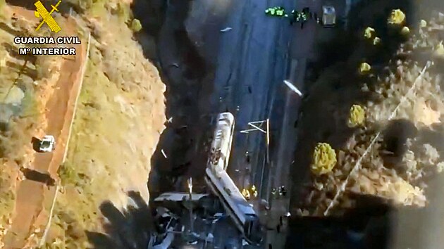 Na m�st�, kde vykolejil vysokorychlostn� vlak Iryo a byl sra�en jin�m vlakem, pokra�uj� z�chrann� pr�ce a jsou vid�t z�chran��i. (19. ledna 2026)