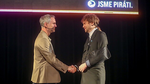 V Prachatic�ch se v sobotu konalo celost�tn� f�rum Pir�t�, kde si strana jako p�edsedu znovu zvolila Zde�ka H�iba. Ve volb� porazil ostrasvk�ho zastupitele Davida Witosze. (17. ledna 2026)