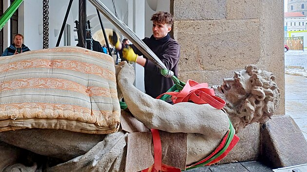 Odborn�ci p�ev�ej� origin�l sochy Samsona na �eskobud�jovickou radnici. M�sto jej zap�j�ilo na v�stavu Vltava slavn� a splavn�. (13. ledna 2026)