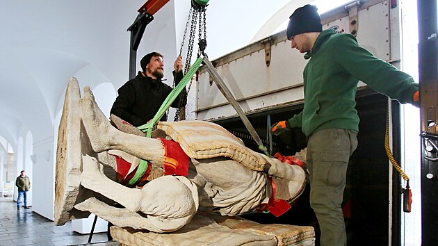 Odborn�ci p�iv�ej� origin�l sochy Samsona do �eskobud�jovick� radnice. M�sto jej p�j�ilo na v�stavu Vltava slavn� a splavn� v Praze. (13. ledna 2026)