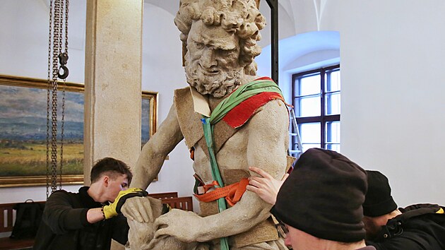 Odborn�ci p�iv�ej� origin�l sochy Samsona do �eskobud�jovick� radnice. M�sto jej p�j�ilo na v�stavu Vltava slavn� a splavn� v Praze. (13. ledna 2026)