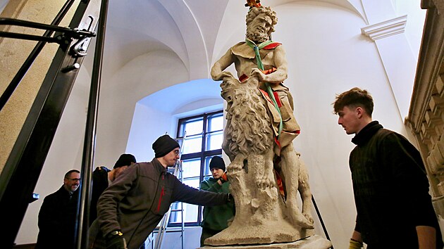 Odborn�ci p�iv�ej� origin�l sochy Samsona do �eskobud�jovick� radnice. M�sto jej p�j�ilo na v�stavu Vltava slavn� a splavn� v Praze. (13. ledna 2026)