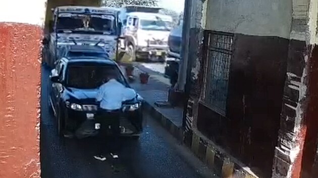 Nákla�ák smetl auta a mu�e u mýtné brány