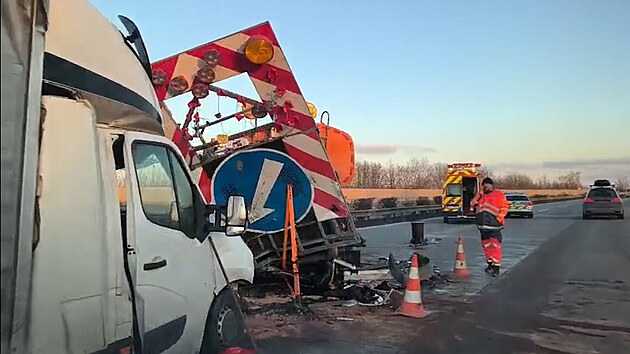 Dodávka narazila na dálnici D5 do auta silni�á��