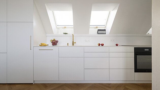 B�l� kuchy�sk� linka vyroben� na m�ru m� pracovn� desku z um�l�ho kamene.