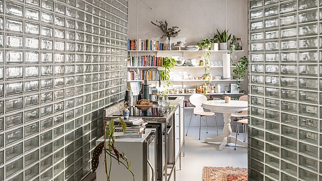 Klasick� zd�n� p���ky nahradily sklen�n� z luxfer, kter� propou�t�j� denn� sv�tlo do cel�ho bytu.