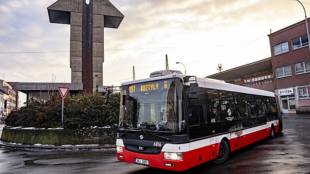 Zat��ka u v�jezdu ze Sm�chovsk�ho autobusov�ho n�dra��, kde r�no autobus srazil �enu a amputoval ji ob� nohy (15. ledna 2026)