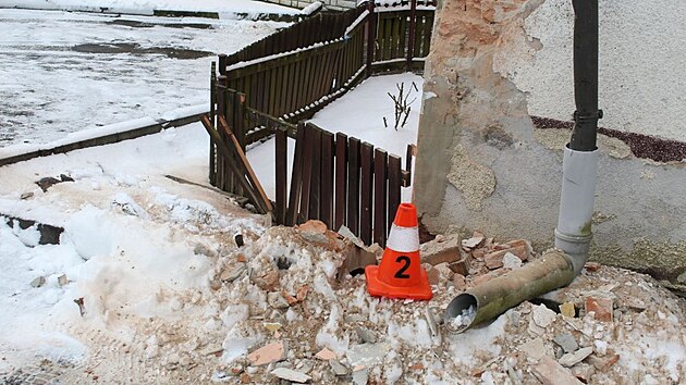 �idi� popel��sk�ho vozu nezvl�dl couv�n� a narazil do domu, kter�mu urazil ��st rohu.