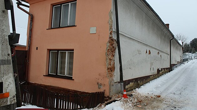 �idi� popel��sk�ho vozu nezvl�dl couv�n� a narazil do domu, kter�mu urazil ��st rohu.