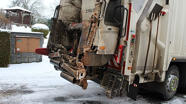 �idi� popel��sk�ho vozu nezvl�dl couv�n� a narazil do domu, kter�mu urazil ��st rohu.