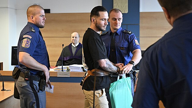 Daniel Kratochv�l, ob�alovan� ze zap�len� baru ve Zl�n� z ledna 2025, v jednac� s�ni zl�nsk� pobo�ky Krajsk�ho soudu Brno (12. ledna 2026)