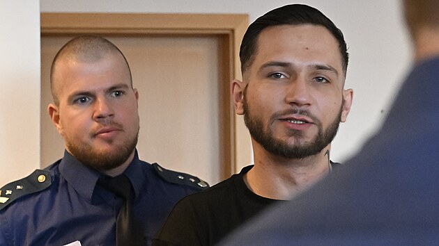 Daniel Kratochv�l, ob�alovan� ze zap�len� baru ve Zl�n� z ledna 2025, v jednac� s�ni zl�nsk� pobo�ky Krajsk�ho soudu Brno (12. ledna 2026)