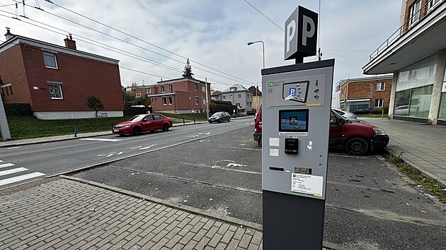 Ve Zl�n� p�ibyla m�sta, kde se plat� za parkov�n�.