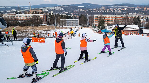 D�ti se pod dozorem lektor� u�� ly�ovat na sjezdovce ve Zl�n�. (leden 2026)