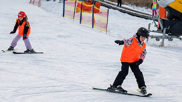 D�ti se pod dozorem lektor� u�� ly�ovat na sjezdovce ve Zl�n�. (leden 2026)
