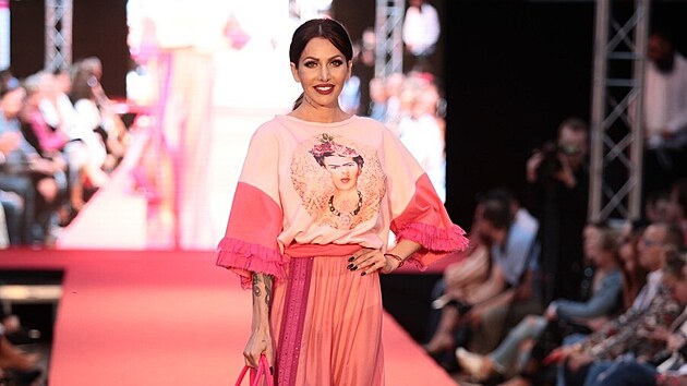 Miroslava Fabu�ov� v roli modelky