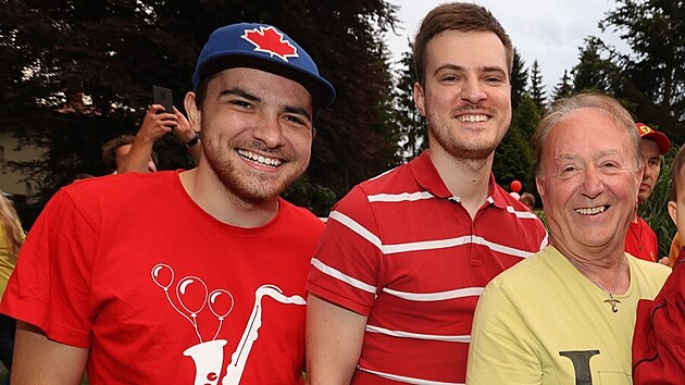 Frontman Olympicu Petr Janda s vnuky Petrem (vlevo) a Matou�em, ze kter�ho je dnes Matylda. (2020)