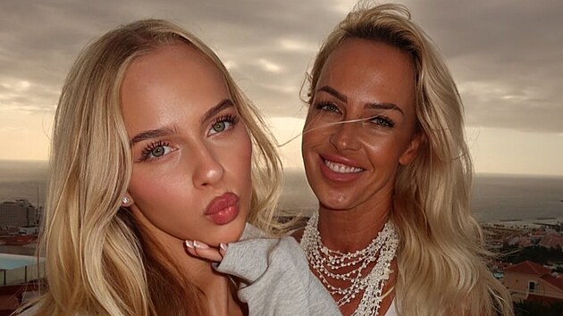 Zuzana Belohorcov� se svou patn�ctiletou dcerou Salmou (2025)