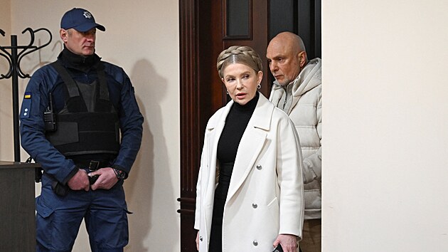 Ukrajinsk� poslankyn� a b�val� premi�rka Julia Tymo�enkov�, kter� je podez�el� z podpl�cen� poslanc�, p�ich�z� k soudn�mu jedn�n�. (16. ledna 2026)