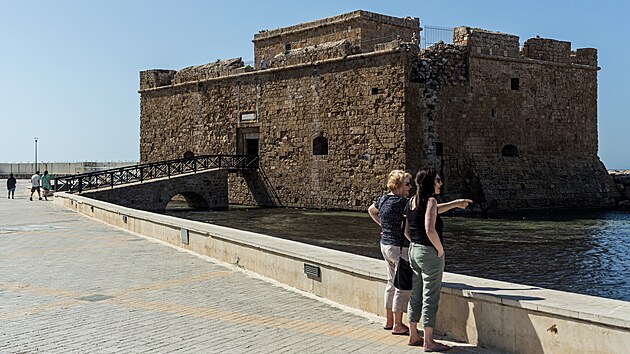 Turist� p�ed hradem v p��stavu Pafos na Kypru. Navzdory absenci rusk�ch turist� cestovn� ruch na ostrov� vzkv�t�. (4. dubna 2023)