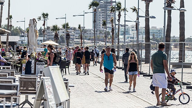 Turist� na pl�i v Pafosu na Kypru. Navzdory absenci rusk�ch turist� cestovn� ruch na ostrov� vzkv�t�. (4. dubna 2023)