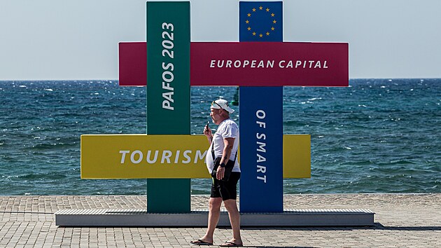 Turista proch�z� p�ed instalac� v�novanou projektu inteligentn�ho cestovn�ho ruchu na Kypru. (4. dubna 2023)