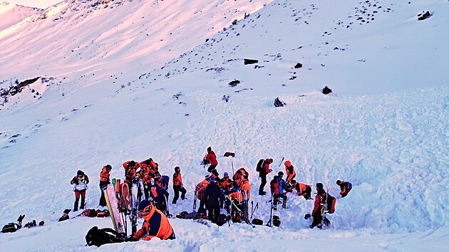 Záchraná�i zasahují v oblasti Pongau, kde lavina zasypala skialpinisty. (17....