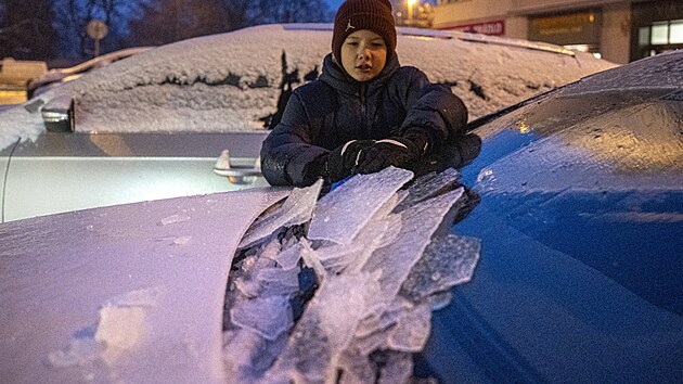 Mrznouc� d隝 vytvo�il na v�em silnou vrstvu ledu. (13. ledna 2026)